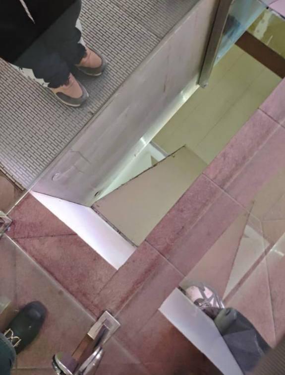 ЧП сегодня в Корстоне школьник провалился и пролетел 6 метров со 2 на 1 этаж Дыра в полу была накрыта фанерой которая не выдержала вес ребёнка 11 летний Богдан жив у него выбиты зубы и несколько переломов Предстоит провести несколько операций и в последствии продолжительная реабилитация Мальчик наступил на доску и сорвался когда пытался помочь своей подруге достать упавший блеск для губ На пути он наступил на фанерную плиту между лестничным пролетом и эскалатором serpukhov