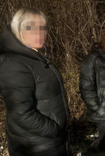 В Северной Осетии пресекли попытку сбыта более тысячи разовых доз синтетического наркотика Наркокурьером оказалась 51 летняя жительница Московской области которая по указанию анонимных интернет кураторов направлялась во Владикавказ чтобы сбыть партию запрещенных веществ В столице республики она должна была извлечь из тайника сверток с наркотиком а затем расфасовать и распространить разовые дозы путем закладок Злоумышленница была задержана как только приехала в республику Женщина сообщила полиции координаты тайника на ул Керменистов где рядом с заброшенным зданием был закопан сверток с порошкообразным содержимым Согласно экспертизе в свертке находился синтетический наркотик метадон массой рассчитанной примерно на 1140 разовых доз В настоящее в отношении задержанной возбуждено уголовное дело Санкция статьи предусматривает максимальное наказание в виде двадцати лет лишения свободы Фигурантка заключена под стражу Вести Алания Владикавказ