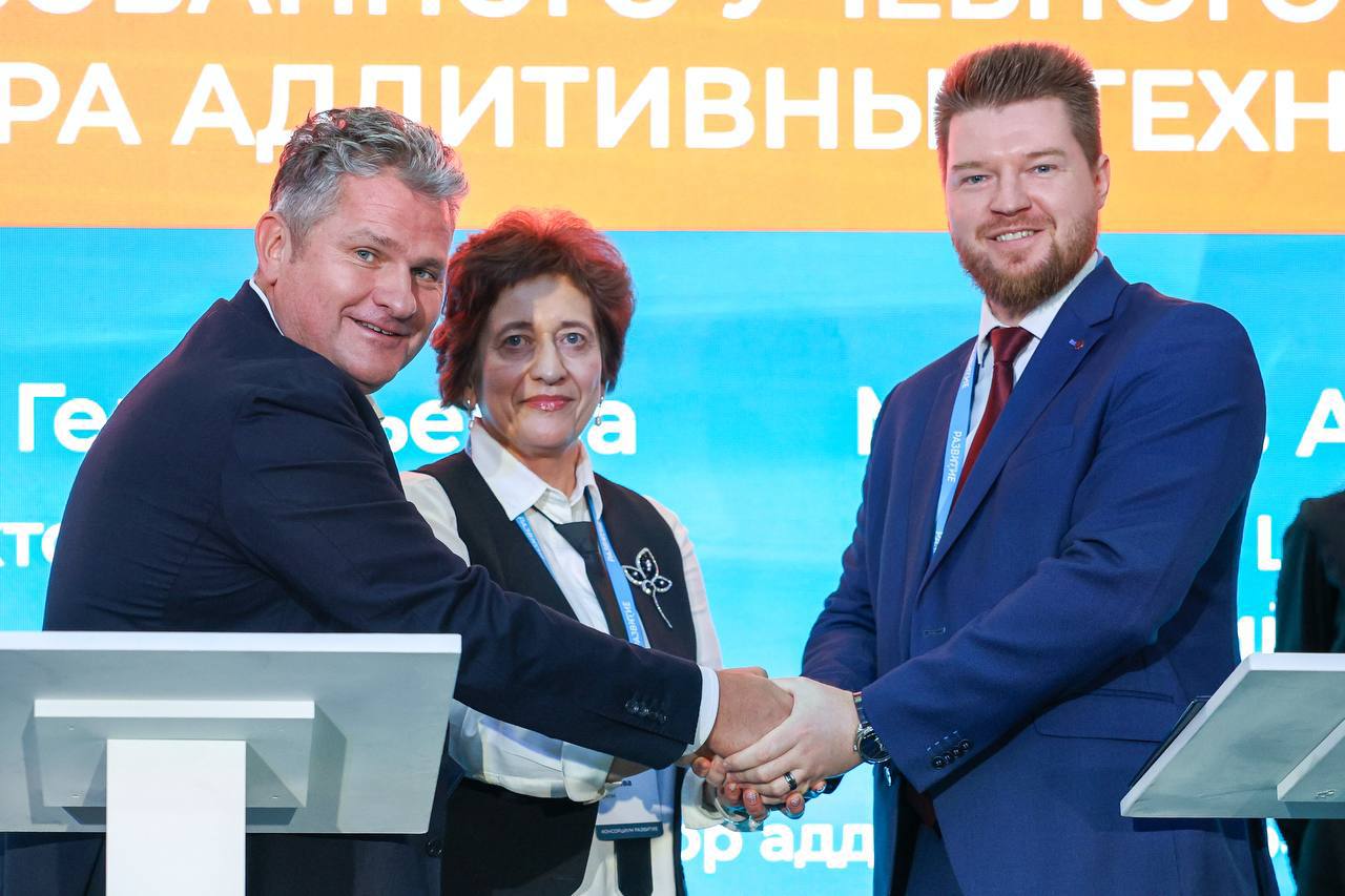 ЦАТ готовит инженеров для проектирования авиадвигателей в российском ПО На базе Центра аддитивных технологий Ростеха откроется новый учебный центр где инженеры предприятий ОДК смогут освоить работу с отечественными системами проектирования Специалистов научат практической работе в программных комплексах КОМПАС 3D и APM FEM которые используются для создания и прочностного анализа деталей авиадвигателей в том числе для 3D печати Как отметил генеральный директор ЦАТ Алексей Мазалов цель проекта подготовить специалистов которые будут уверенно использовать отечественные программы с первого дня после обучения Новые перспективные двигатели уже планируется полностью разрабатывать в российской программной среде