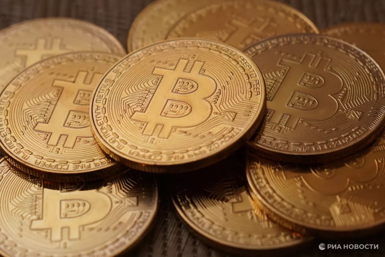 Чехия стала первой страной где центробанк решил приобрести биткоины и другие цифровые активы Сумма инвестиций составляет 1 млн и увеличиваться не будет сообщили в чешском ЦБ В следующие два три года там решат будут ли добавлять в резервы такие активы Сейчас в мире есть лишь несколько стран где правительства создали или работают над стратегическим резервом криптовалют например Сальвадор или США Однако центробанки скептически относятся к цифровым резервам в ближайшие 5 10 лет такое допускают лишь около 2 регуляторов Подписаться на РИА Новости экономика Все наши каналы