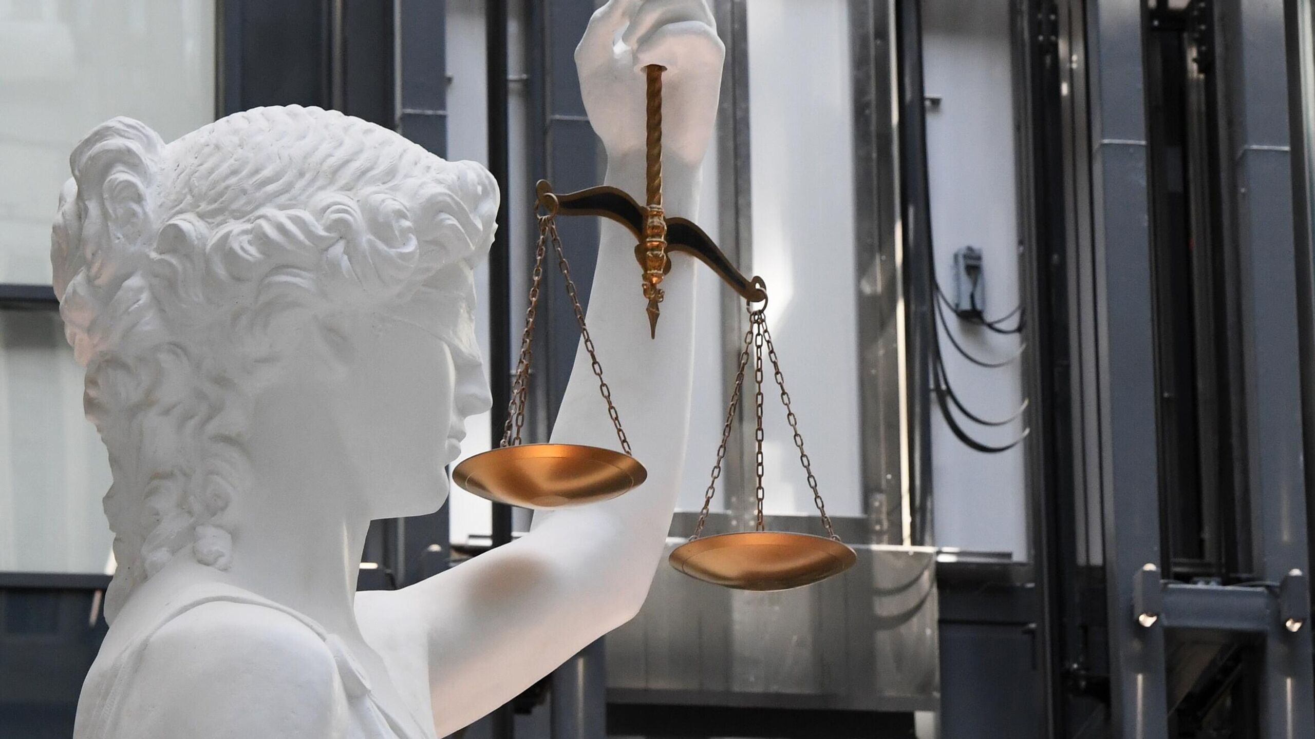 Ирина Шевырева на которую в октябре было совершено жестокое нападение с ножом просила суд отпустить из под стражи свекра Станислава Шевырева которого следствие считает причастным к покушению на нее и заявила о непричастности семьи к данному преступлению передает корреспондент РИА Новости Моя семья не причастна никоим образом к этому преступлению В нашей семейной жизни не было никаких обстоятельств которые могли бы подорвать честность искренность моего мужа и его родителей сказала Шевырева в ходе судебного заседания по продлению меры пресечения Станиславу Шевыреву Она отметила что занимается семьей и детьми никогда не была индивидуальным предпринимателем директором или учредителем каких либо фирм в детали бизнеса свекра и мужа никогда не вникала Слухи про наш развод считаю полным бредом У нас двое детей и мы мечтали еще о детях У нас прекрасные отношения с мужем и в семье в целом добавила она