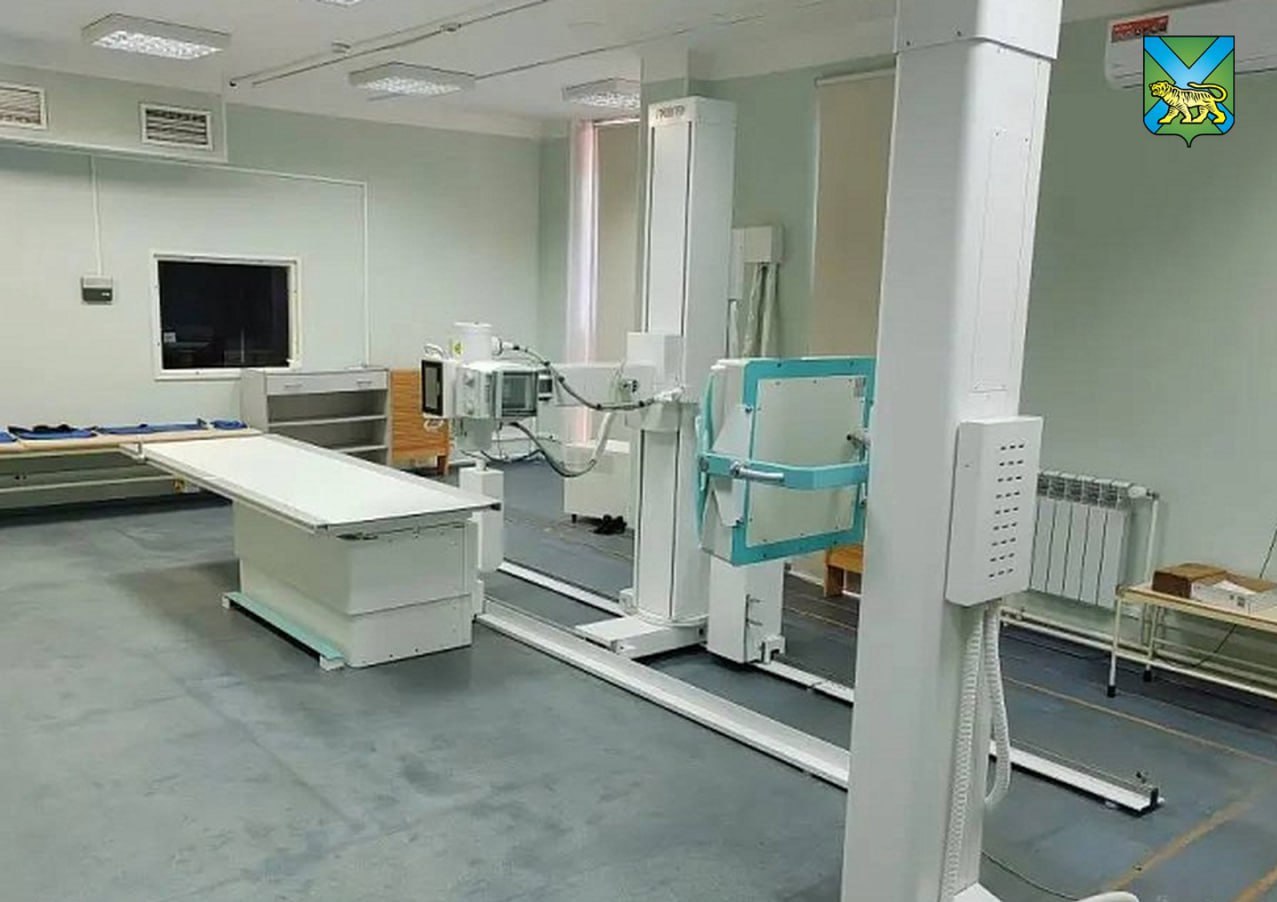 Владивостокская детская поликлиника 3 и её филиалы получили новое цифровое рентген оборудование Оборудование стоимостью порядка 16 миллионов рублей закупленное в рамках программы модернизации первичного звена нацпроекта Продолжительная и активная жизнь будет обслуживать более 47 тысяч детей включая тех кто проживает в сельской местности и прикреплён к филиалам этой организации   По словам главного врача поликлиники Светланы Нагибко цифровые технологии не только повышают точность исследований но и позволяют полностью отказаться от плёнки хранить снимки в электронном архиве и оперативно передавать данные Обновление материально технической базы системная работа в регионе В 2025 году за счёт краевых средств в медучреждения уже поставлено 1249 единиц оборудования а на 2026 год запланировано дальнейшее оснащение 35 учреждений здравоохранения на сумму более 825 миллионов рублей  Реализация проектов партии способствует укреплению первичного звена здравоохранения формированию сети современных сельских медпунктов и повышению качества жизни на селе Эти меры соответствуют приоритетам народной программы партии направленной на доступность медицинской помощи развитие инфраструктуры и поддержку жителей сельских территорий ПОДПИШИСЬ НА КАНАЛ ЕДИНАЯ РОССИЯ ПРИМОРЬЕ ЕдинаяРоссия ЕР25 НароднаяПрограмма ЗдоровоеБудущее