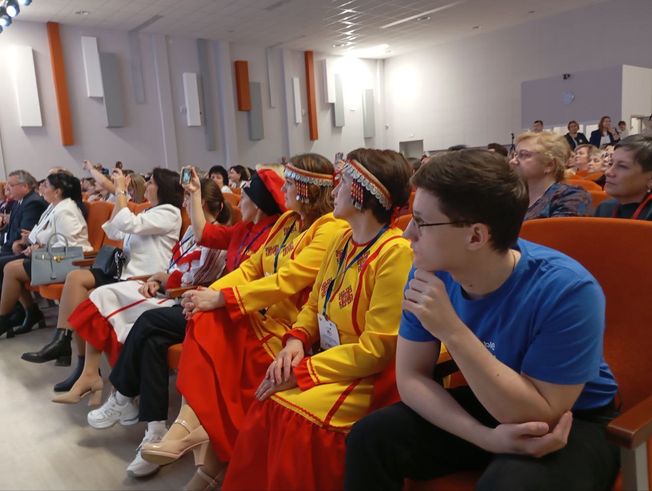 Запеканка кексики вареники звёздочки цветные макарошки в гатчинском центре Высший пилотаж дан старт V Всероссийскому конкурсу Лучшая школьная столовая Ленобласть завоевала право на его проведение после победы Киришской школы 3 в 2024 году За 3 года мы отремонтировали 105 столовых внедряем карту Школа 47 для выбора рациона Когда хорошо кормят у всех настроение хорошее Здесь проигравших нет потому что выигрывают дети отметил губернатор Александр Дрозденко Участники из 68 регионов поборются в номинациях Лучшая столовая городской сельской школы и Лучший повар В программе дискуссии о здоровом питании индивидуальном подходе и подготовке кадров Итоги подведут 30 октября За победу от Ленобласти соревнуются столовые из Кикерино и Выборга а также повар из Тосно