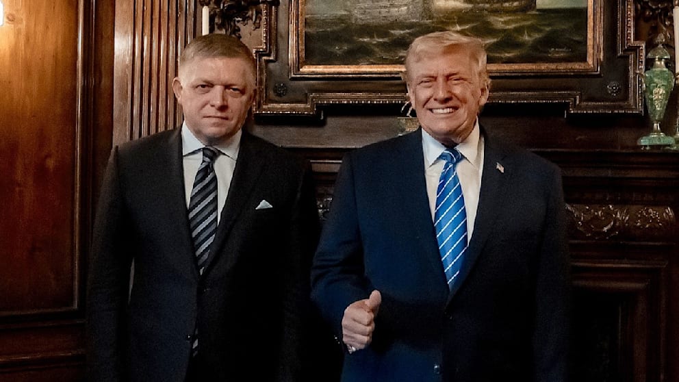 Трамп не в своём уме считает Роберт Фицо после встречи с президентом США премьер министр Словакии обеспокоен его психическим состоянием Насколько дееспособен Дональд Трамп Этот вопрос задают себе в европейских правительствах Словацкий премьер министр Роберт Фицо на прошлой неделе заявил руководству ЕС что встреча с Трампом в Мар а Лаго шокировала его из за психического состояния президента США а также охарактеризовал его поведение словом опасное Об этом сообщили репортёрам Politico пять европейских дипломатов осведомлённых об этом разговоре Как пишет Politico разговор Фицо с его европейскими коллегами об американском президенте состоялся 22 января в Брюсселе на полях экстренно созванного специального саммита ЕС Темой встречи были трансатлантические отношения после угроз Трампа аннексировать Гренландию Один дипломат ЕС ссылаясь на слова непосредственного участника разговора рассказал Politico что Фицо описал Трампа как человека не в своём уме Ещё один дипломат отметил при этом что обеспокоенность непредсказуемостью президента США среди глав государств и правительств Европы растёт и независимо от высказываний Фицо BILD Russian