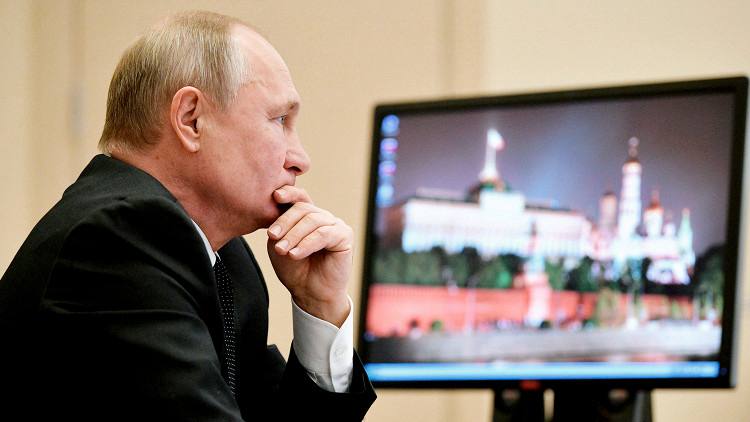  Журналисты заметили, что Путин до сих пор пользуется Windows XP на рабочем компьютере Поддержка системы прекратилась ещё в 2014 году, а сама система Windows XP была выпущена в 2001 году. Windows XP — последняя операционная система от Microsoft, которая получила сертификат Федеральной службы по техническому и экспортному контролю и может быть установлена на служебные компьютеры высших государственных служащих России, потому что тогда еще не могли придумать систему, которая бы собирала все персональные данные, да и вообще, за безопасность данных на компьютерах Путина вряд ли стоит опасаться, ведь он не пользуется интернетом и даже не пользуется смартфоном. Гуд Афтенун Новости