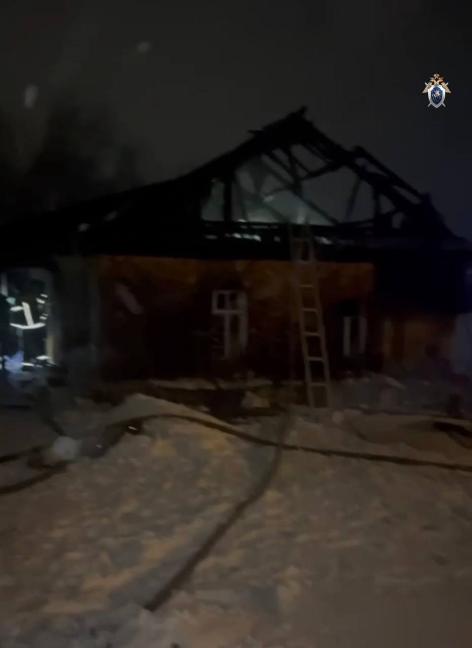 Следователем СК возбуждено уголовное дело по факту смерти ребенка в результате пожара в Чапаевске В ночь с 27 на 28 декабря в частном жилом доме расположенном в Чапаевске произошел пожар в результате которого погибла 8 летняя девочка По предварительной версии пожар произошел из за неосторожного обращения с огнем По данному факту следственным отделом по городу Чапаевску следственного управления Следственного комитета РФ по Самарской области возбуждено уголовное дело по признакам состава преступления предусмотренного ст 109 УК РФ причинение смерти по неосторожности По уголовному делу проведен осмотр места происшествия назначены первоначальные судебные экспертизы проводятся необходимые следственные действия направленные на установление причин пожара и всех обстоятельств произошедшего Подписывайтесь на Следком Самара в MAX