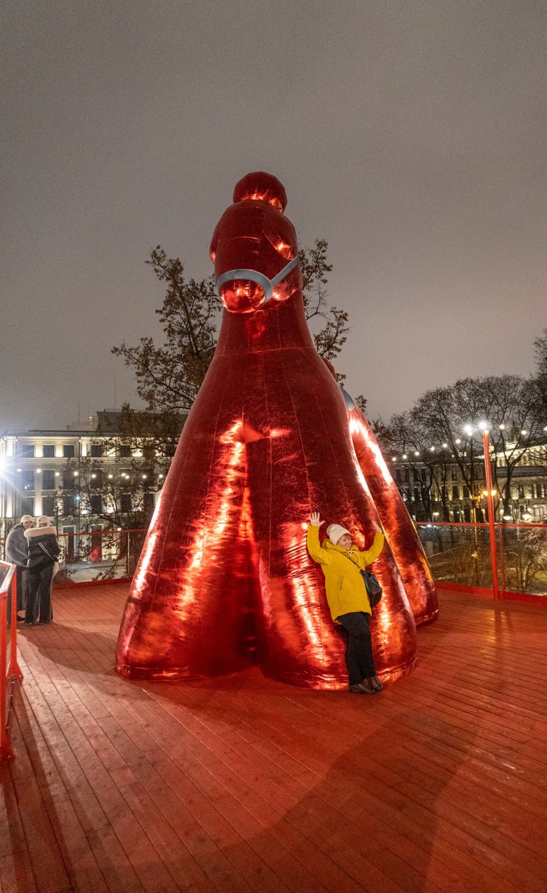 6 метрового коня установили на Болотной площади Инсталляция символизирует наступающий год Красной Огненной Лошади