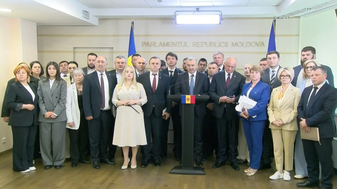 Молдавская парламентская оппозиция провела совместный брифинг посвящённый проекту Кодекса о функционировании парламента разработанному правящей PAS Проект существенным образом ограничивает права депутатов Большинство PAS посредством этого проекта намеревается ограничить права граждан Молдовы которых представляют депутаты заявил в ходе брифинга депутат блока Альтернатива Ион Кику Sputnik Молдова Telegram Сайт VK OK Rutube Дзен MAX