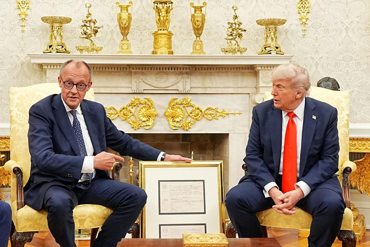 Немецкие журналисты сравнили визит Мерца к Трампу с поездкой жениха к теще  Встреча канцлера ФРГ Фридриха Мерца с президентом США Дональдом Трампом 5 июня в Белом доме показалась немецким обозревателям похожей на поездку жениха, который выражает дань уважения своей «теще-дракону».  Канцлер надеялся укрепить шаткие связи между ЕС и США, однако итоги переговоров оказались для него «разочаровывающими».  Замглавы МИД России Сергей Рябков заметил, что Мерц стремится убедить Трампа вернуться к «курсу безоговорочной поддержки Украины», и увязал это с последними заявлениями Мерца о снятии запрета на удары ВСУ по российской территории.  В США уже заявили, что «украинская миссия» Мерца в Белом доме провалилась.  В следующий раз пусть с цветами попробует.       Прислать новость