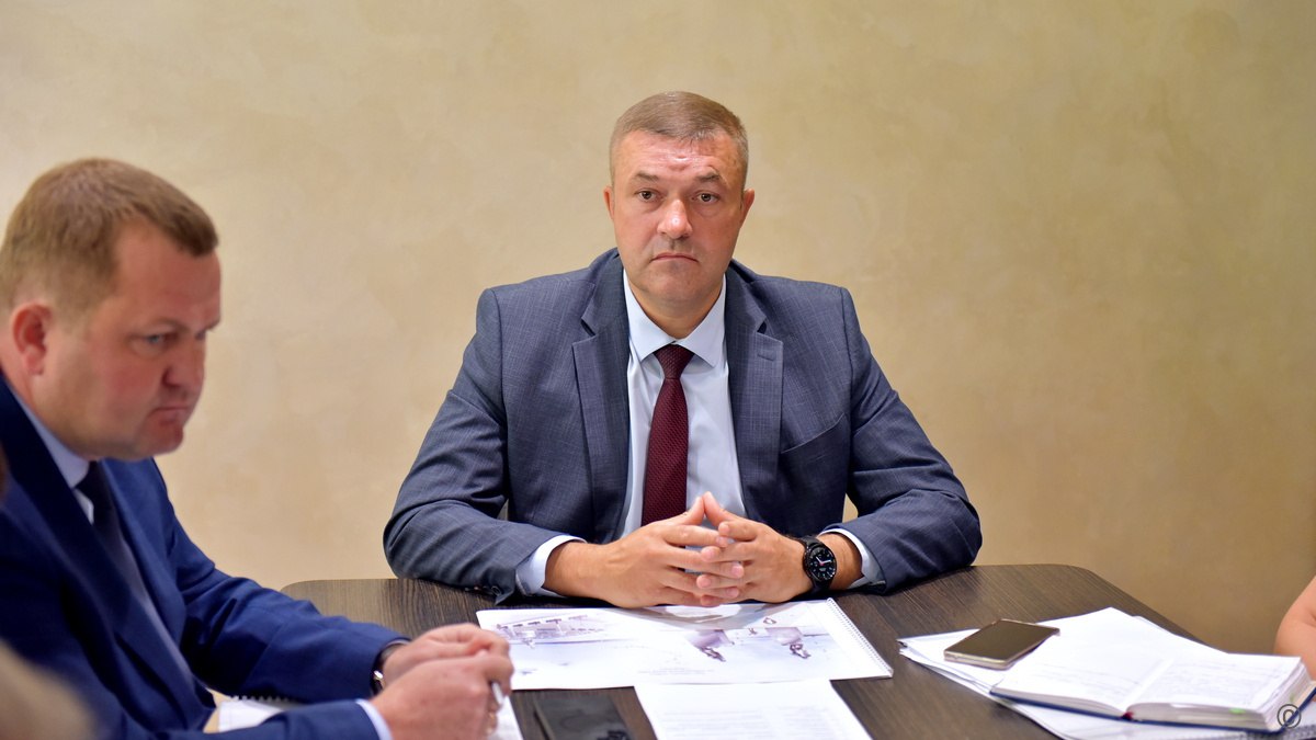 Барнаул   На набережной Оби в Барнауле появится новый арт-объект в рамках проекта туристского кода  Совещание по вопросам установки нового арт-объекта «Обь» в рамках проекта туристского кода центра города провел заместитель главы администрации Барнаула по экономической политике Сергей Рябчун. В совещании приняли участие руководители органов местного самоуправления города, подрядной организации ООО «Капитал».     Напомним, в текущем году Барнаул второй раз стал победителем краевого конкурсного отбора на предоставление субсидии из регионального бюджета на реализацию проектов туристского кода центров городов. Город получил субсидию в размере 51,4 млн рублей. Софинансирование городского бюджета составляет 5,7 млн рублей. Конкурс проводится в рамках национального проекта «Туризм и гостеприимство».... подробнее на канале: Барнаул @