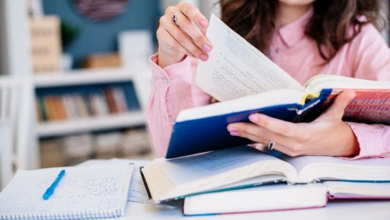 В нижней палате парламента прозвучала инициатива об упразднении ЕГЭ По мнению вице председателя Государственной думы Петра Толстого отмена ЕГЭ а также основного государственного экзамена ОГЭ должна стать логичным шагом после отказа от Болонской системы поскольку все это представляет собой заимствование с Запада Об этом стало известно в пятницу 23 января На мой взгляд необходимо постепенно отказываться от ЕГЭ и восстанавливать традиционный формат образования включающий выпускные и вступительные испытания подчеркнул депутат   Подписаться на нас Telegram I MAX Прислать нам новость Sakhonlinebot