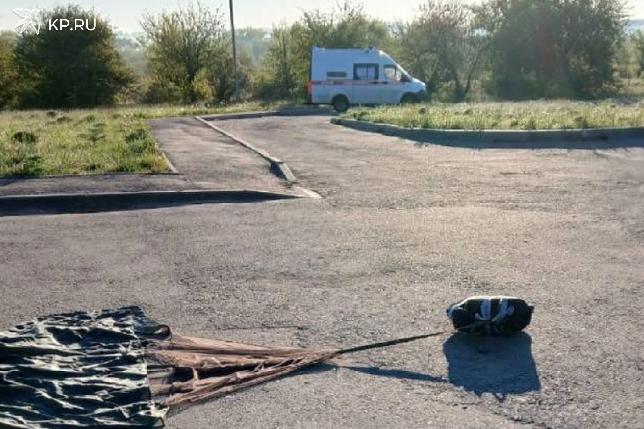 В село под Воронежем из-за подозрительного предмета выехали взрывотехники В среду, 14 мая, между пятью и шестью часами утра работники амбулатории в селе Нижняя Ведуга Семилукского района обнаружили на асфальте перед своим медучреждением странный предмет. Это была коробка, похожая на взрывное устройство. Она была прикреплена к парашюту, который валялся рядом с ним. При этом никаких громких звуков слышно не было. Медицинские работники, естественно, вызвали сотрудников спецслужб. Очевидцы утверждают, что приехавшие специалисты осмотрели странный предмет и увезли его. В правительстве Воронежской области по этому поводу дали следующий комментарий: - В селе Нижняя Ведуга был обнаружен подозрительный предмет. Пострадавших и повреждений нет. В настоящий момент на месте работают взрывотехники.