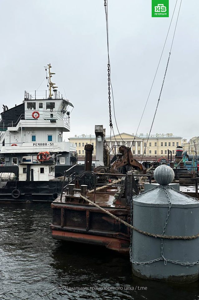 В центре Петербурга приступили к обновлению причала у Адмиралтейства. Ремонт проходит в рамках программы развития городских причалов. В ближайшее время на Адмиралтейской набережной появятся новые металлические понтоны, безопасные и долговечные. Все работы планируется завершить в конце ноября.