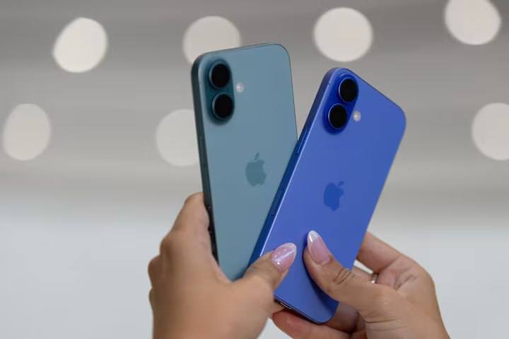 Мы думали, что индонезийская эпопея Apple с запретом на продажу iPhone 16 в этой стране подошла к концу, но нет. Местные власти говорят, что теперь и предложения компании на миллиард долларов будет маловато. Об этом пишет агентство Reuters.  7 января министр промышленности Индонезии Агус Гумиванг Картасасмита встретился с вице-президентом Apple по связям с мировыми правительствами Ником Амманном, чтобы обсудить инвестиционное предложение Apple. По результатам Агус заявил, что текущее предложение компании пока не является адекватным. «Если речь идет о 1 миллиарде долларов, то этого недостаточно», — сказал он журналистам после встречи.  Текущее предложение Apple значительно превышает ее предыдущие ставки в размере 10 и 100 миллионов долларов, которые были отклонены правительством. Агус подтвердил, что Apple согласилась построить завод по производству устройств слежения AirTag на индонезийском острове Батам, недалеко от Сингапура, но это все равно не будет считаться местным производством деталей iPhone.  «У министерства нет оснований для выдачи сертификата местного содержания, чтобы Apple получила разрешение на продажу iPhone 16, потому что  предприятие  не будет иметь прямого отношения [к производству айфонов]», — сказал он, добавив, что министерство будет учитывать только компоненты телефонов.  Во вторник министр инвестиций Индонезии заявил, что завод начнет работу в следующем году. Соглашение будет рассматриваться как успех усилий президента Прабово по привлечению иностранных инвестиций, а также как демонстрация эффективности стратегии Индонезии по оказанию давления на международные компании с целью заставить их локализовывать продукцию. Страна остается важным рынком для Apple, ведь более половины из 278 миллионов ее жителей моложе 44 лет.  Как отреагирует Apple на нынешние требования Индонезии пока непонятно. Компания в целом старается диверсифицировать цепочки поставок своих ключевых продуктов, однако привыкла сама выбирать кто, как и где производит для них компоненты. Столь агрессивное принуждение к локализации производства в какой-то момент запросто может привести к тому, что в Купертино просто свернут свое присутствие в стране. Какой бы привлекательной она не была.