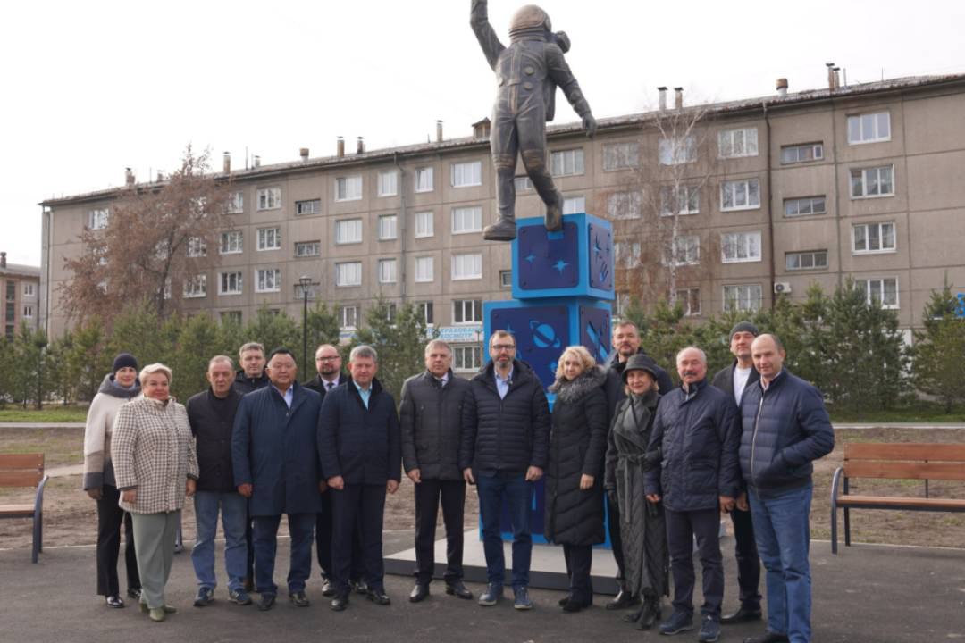 Группа депутатов Законодательного Собрания Иркутской области побывала в Ангарске и Шелехове познакомилась с проектами реализованными по инициативам жителей Так в Ангарске на пересечении улиц Космонавтов и Коминтерна появился новый сквер посвященный покорителям космоса А благодаря конкурсу Есть решение оборудовали реабилитационную площадку для особенных детей в детском саду 105 Кроме того для помощи маленьким воспитанникам закупили офтальмологическое дефектологическое и логопедическое оборудование Мы видим что в инициативных проектах принимают участие сами жители которые искренне заинтересованы в развитии своей малой родины отметил спикер областного парламента Александр Ведерников Крайне важно продолжать финансирование инициативных проектов С депутатами безусловно будем отстаивать интересы жителей и муниципалитетов www irk kp ru online news 6618829