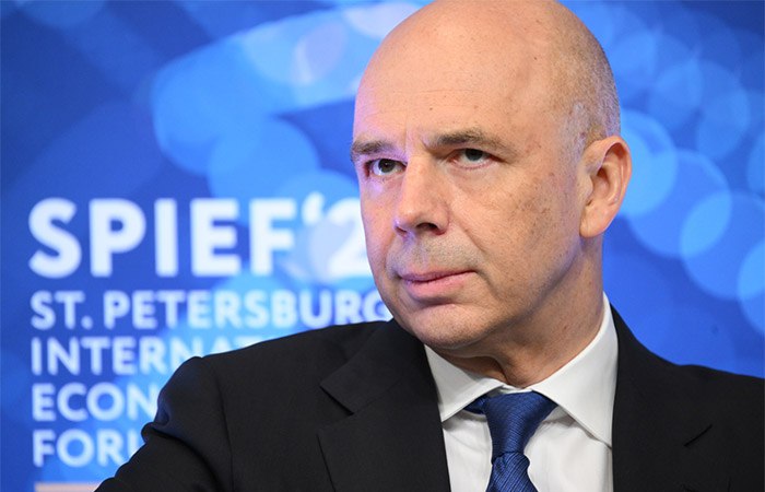 Минфин РФ не планирует новые корректировки налоговой системы, несмотря на непростую ситуацию с исполнением бюджета в этом году Открывая деловой завтрак Сбера в рамках ПМЭФ-2025, глава банка Герман Греф упомянул "идеальный шторм" в российской экономике. Среди его составляющих - высокий уровень ставок и переукрепленный курс рубля, бьющий, в том числе, по доходам бюджета от экспорта. "У нас действительно шторм, как вы говорите, идеальный, и в бюджете то же самое: штормит серьезно", - сказал министр финансов Антон Силуанов в своем выступлении на завтраке Сбера. "Но тем не менее, по налогам мы в прошлом году обсуждали, договорились, что базово налоги не трогаем после прошлогодних изменений - ИФ . И это правильно, потому что это тоже инструмент, институт для предсказуемости нашей политики", - сказал он. Фото: Александр Кряжев/РИА Новости