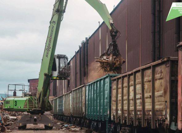 Завод Амурсталь в Хабаровском крае перешёл на экономику замкнутого цикла На заводе переработали полмиллиона тонн отходов в стройматериалы из 450 тысяч тонн металлургического шлака получили 120 тысяч тонн песка и 330 тысяч тонн щебня Железо после переработки возвращают обратно в производство а щебень используют для строительства и дорожных работ Кроме того на заводе работает система очистки воды ежемесячно через неё проходит почти 11 миллионов кубометров сточных вод которые затем снова используют в производстве Это позволяет не загрязнять природу и соответствует целям нацпроекта Экологическое благополучие сокращать отходы и вовлекать их в повторный оборот Фото Пресс служба министерства промышленности и торговли Хабаровского края Поддержите канал AmurMedia Прислать новость AmurMedia в Дзен