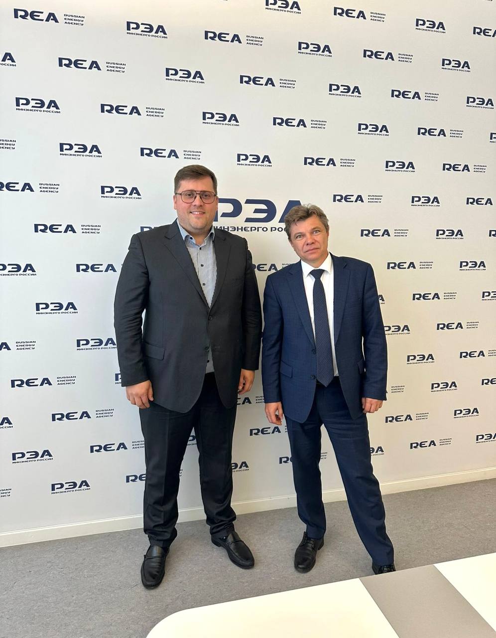 Состоялась рабочая встреча президента Ассоциации технических заказчиков НОТЕХ Алексея Никитина и заместителя генерального директора Российского энергетического агентства РЭА Минэнерго России Игоря Холодцова В ходе встречи Алексей Никитин ознакомил коллегу с ключевыми результатами работы национального объединения по основным направлениям подготовка к выпуску обновленной версии добровольного стандарта деятельности технического заказчика Версия 3 0 создание Кадрового центра компетенций НОТЕХ платформы аккумулирующей лучшие практики подготовки специалистов актуальные профессиональные стандарты и инструменты развития кадрового потенциала отрасли разработка карт компетенций цифровых специалистов технического заказчика в рамках направления по цифровизации управления инвестиционно строительным проектом выпуск методологии присвоения рейтингов надежности и качества услуг техническим заказчикам разработанной совместно с Рейтинговым агентством Эксперт РА Игорь Холодцов в свою очередь рассказал о деятельности РЭА Минэнерго России и опыте реализации проектов по техническому контролю и мониторингу строительства объектов ТЭК В завершение президент НОТЕХ пригласил представителей РЭА Минэнерго России принять участие во II Всероссийской конференции НОТЕХ Развитие института технического заказчика Обмен передовым опытом и технологиями управления строительными проектами которая пройдет 16 17 октября в Санкт Петербурге По итогам встречи стороны договорились продолжить совместный диалог и обсудить возможные направления дальнейшего взаимодействия
