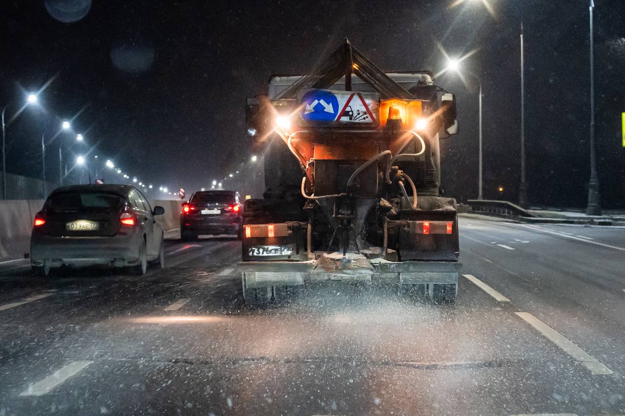 Искусственный интеллект от Яндекса поможет операторам Московской области составлять маршруты уборки снега для техники и дворников рассказали в компании Летом и осенью система работала в пилотном режиме тогда ее использовали для построения маршрутов для подметальных и поливальных машин Эффективность работ выросла на 20 а холостой пробег и расход топлива сократились на 17 moscow on air