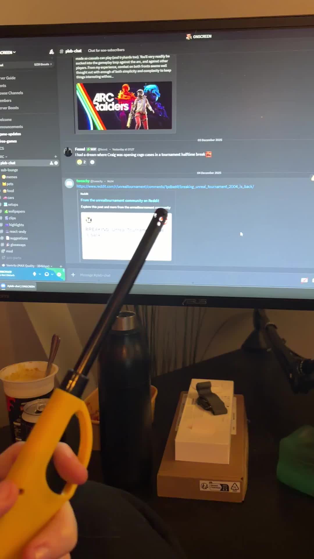 Стример обнаружил связь между зажигалкой и отключением монитора