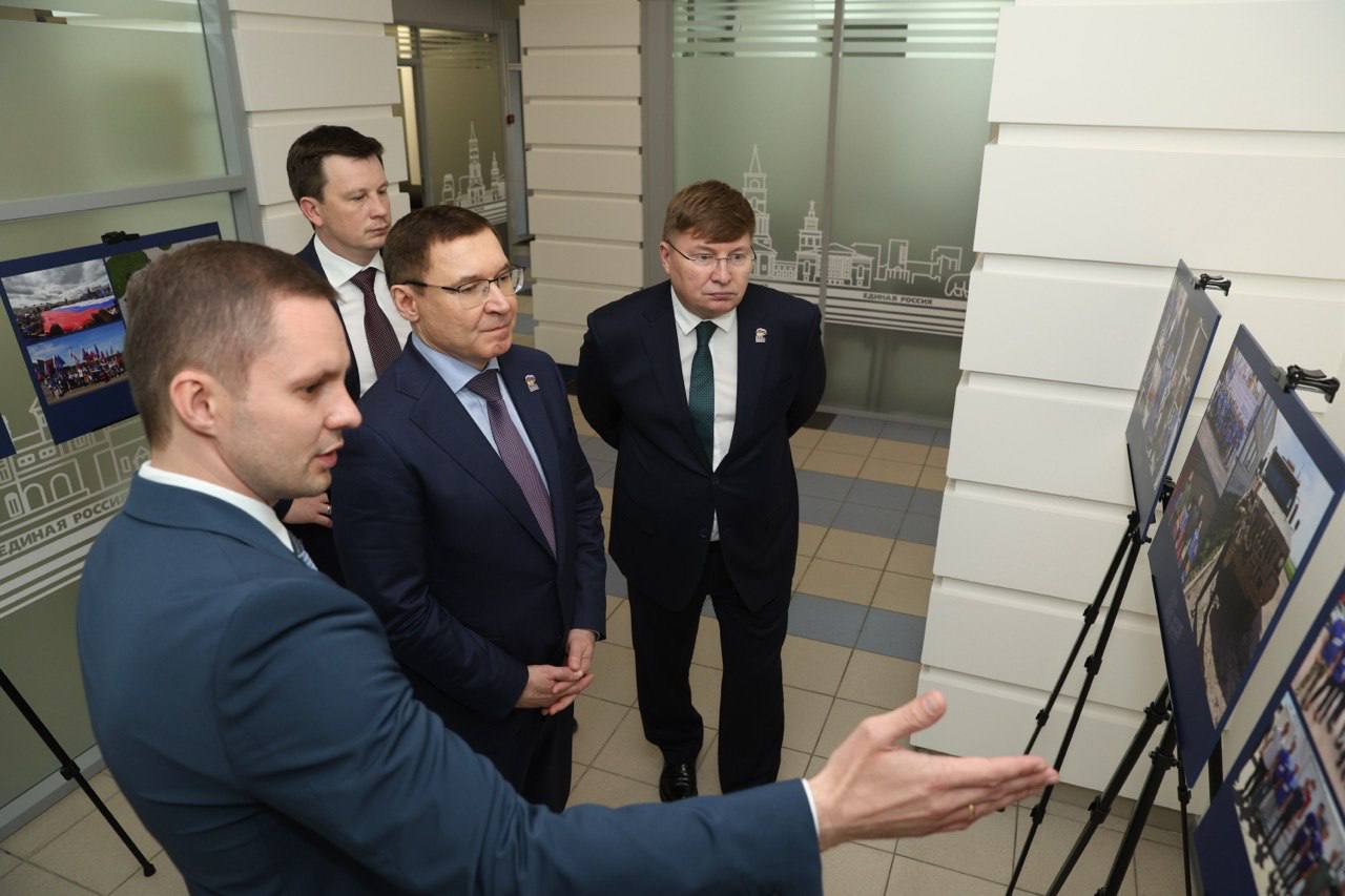 В Перми вместе с секретарём Генерального совета партии «Единая Россия» Владимиром Якушевым провели встречу с партийным активом и представителями «Молодой Гвардии». В открытом диалоге обсудили ключевые направления работы партии. Звучали острые вопросы — и именно такие обсуждения позволяют находить реальные решения и быть ближе к людям. Владимир Якушев отметил, что в условиях нестабильной мировой повестки роль «Единой России» значительно усилилась. Партия продолжит развивать площадки для международного сотрудничества, двигаться к стратегическим целям — миру, стабильности и развитию на всём евразийском пространстве. Если 2024 год стал Годом первичных отделений, то 2025-й объявлен Годом муниципального депутата. Эти направления должны работать в связке. Сегодня у партии 87 тысяч первичных отделений — это первый рубеж, куда обращаются граждане со своими вопросами и проблемами. Обсудили также вопросы поддержки участников СВО и их семей, гуманитарную помощь, работу с молодёжью и необходимость перезагрузки института муниципального депутата. Вручили и партийные билеты новым членам партии. Их получили Наталья Сикорская, глава Кудымкарского муниципального округа, и Александр Швецов, глава администрации ЗАТО Звёздный. Также посетили Штаб общественной поддержки и Региональную общественную приёмную «Единой России», где пообщались с волонтёрами проекта «Твой час для Победы». Такие встречи — это системная работа, которая укрепляет связь партии с людьми и даёт чёткие ориентиры для будущей работы. #ЕР59 #ЕдинаяРоссия