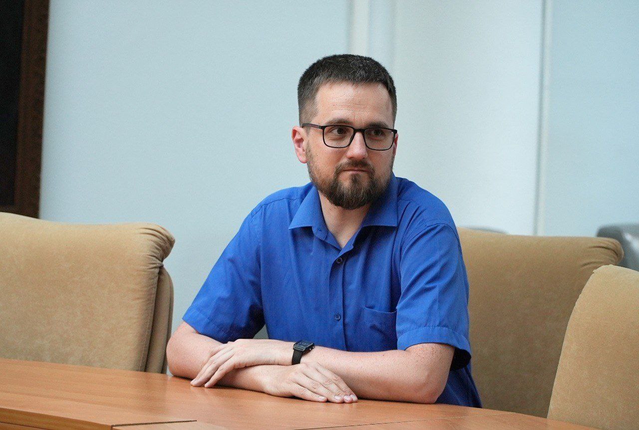 4 августа в Национальной библиотеке Беларуси состоялась духовная беседа с клириком прихода храма Преображения Господня города Минска протоиереем Владимиром Левицким на тему "Преображение Господне"   Преображение Господне – один из главных двунадесятых православных праздников. Он посвящен чудесному явлению Божественного света, которое Иисус Христос явил перед апостолами Петром, Иаковом и Иоанном на горе Фавор. В этот день, следуя древней традиции, верующие приносят для освящения в храм плоды нового урожая, поэтому праздник называют Яблочным Спасом.   В ходе дискуссии участники обсудили значение праздника Преображения Господня, сюжет о котором упоминается в двух библейских текстах - Евангелии от Матфея и Евангелии от Луки.
