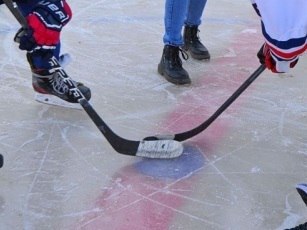 Orenday Оренбург В Оренбурге падение хоккейных ворот на лицо ребенка закончилось реанимацией Администрация Оренбурга компенсирует моральный вред как самому несовершеннолетнему так и его законному представителю В октябре 2024 года в Оренбурге мальчика госпитализировали в реанимационное отделение ОДКБ после игры в хоккей В процессе на несовершеннолетнего упали ворота переломав ему кости лица Экспертиза показала что ребенок получил вред здоровью средней тяжести почти месяц не мог вести обычный образ жизни