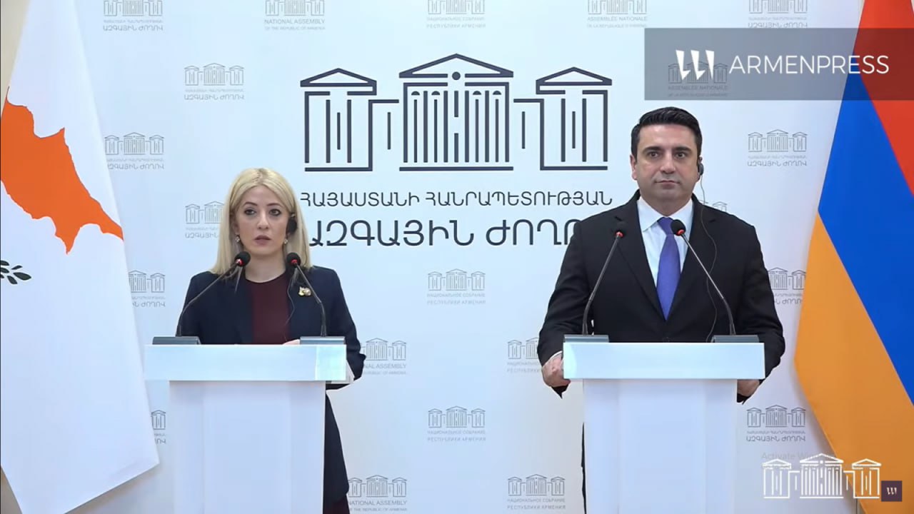 Армения предложила Кипру поднять уровень сотрудничества до уровня стратегического партнерства. Спикер Палаты представителей Кипра Анита Димитриу это предложение воспринял положительно. Об этом заявил спикер Национального собрания Армении Ален Симонян на совместной пресс-конференции со спикером Палаты представителей Кипра Анитой Димитриу. Симонян сообщил, что в ходе встречи с Димитриу они обсудили различные вопросы, касающиеся двусторонних отношений. «Мы также предложили поднять уровень нашего сотрудничества до уровня стратегического партнерства. И госпожа Димитриу, со своей стороны, положительно отреагировала на это предложение», - сказал Симонян. Стороны также обсудили вопросы сотрудничества двух стран на различных международных площадках. Спикер НС подчеркнул, что Димитриу - одна из самых ярких и откровенных друзей Армении на международных площадках. «На международных площадках, где представлена моя коллега, у нас есть два микрофона, за что я очень благодарен госпоже Димитриу и нашему другу Кипру. Армения также всегда рядом с Кипром и кипрским народом», - заверил Симонян.