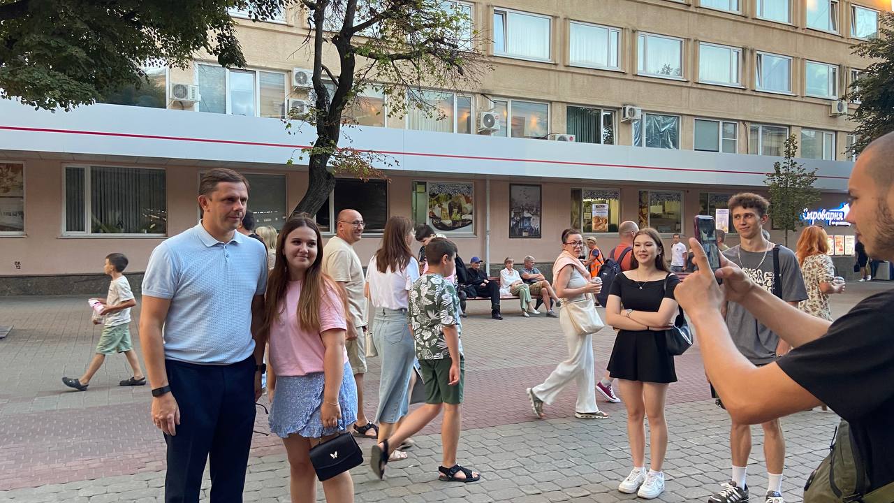Андрей Клычков устроил праздничную фотосессию с орловцами  В праздничной толпе на улице Ленина орловцы не смогли просто так отпустить губернатора без фото - многие подходили и просили делать совместный снимок на память.   Для некоторых это стало доброй традицией в День города    Вести-Орел. Подписаться