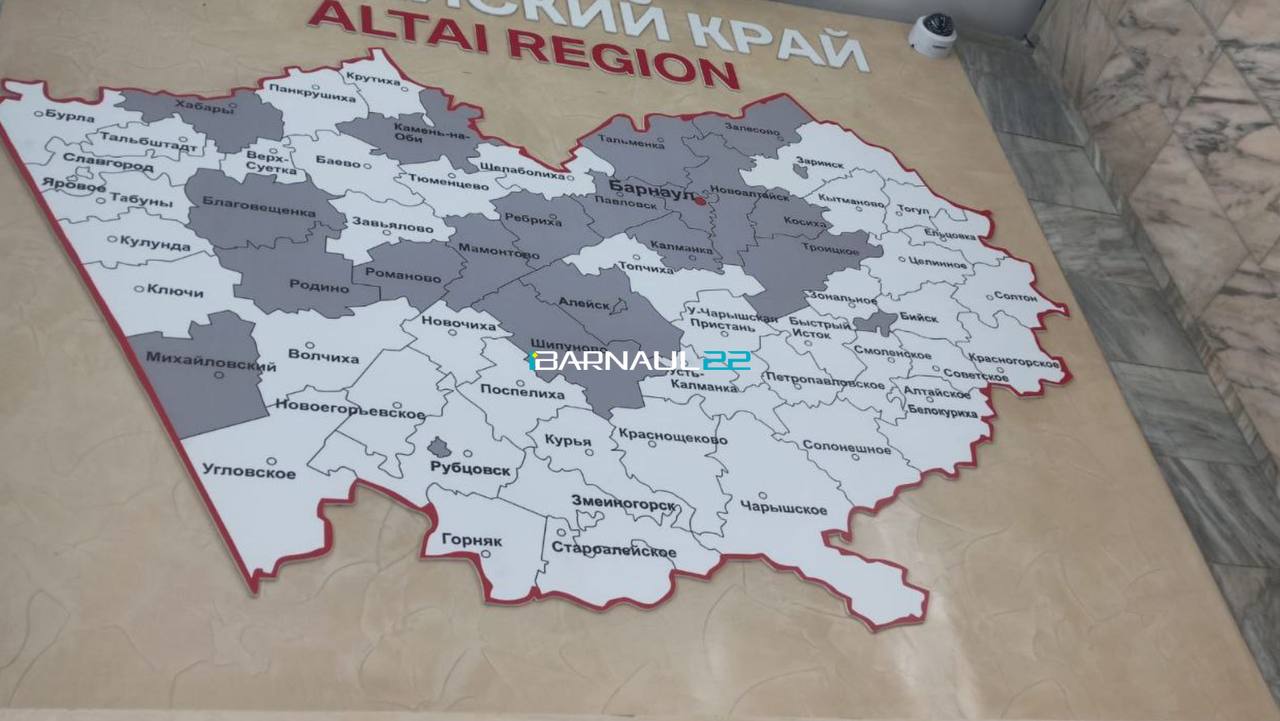 В аэропорту им Г Титова разместили карту Алтайского края с грубыми ошибками в названиях крупнейших населённых пунктов Кто как и почему установил карту с искажёнными данными Новочиха Михайловский Тальбштадт сообщает участница сообщества Светлана