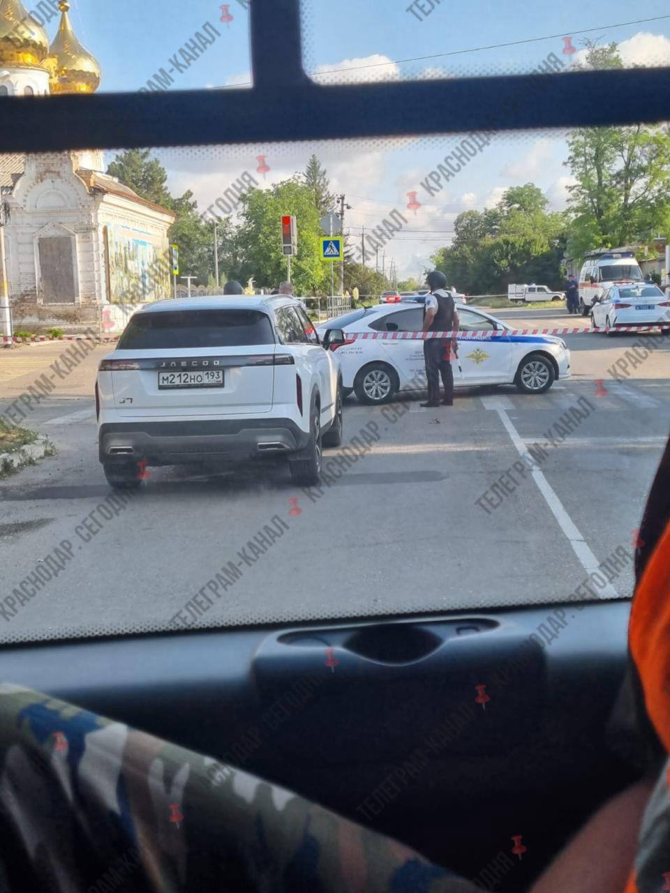 Обломки беспилотников 14 июня обнаружили в двух муниципалитетах Краснодарского края В Щербиновском районе фрагменты БПЛА упали в районе храма в ст. Старощербиновской. Пострадавших нет. В соседнем от храма домовладении незначительные повреждения получил автомобиль, выбило стекла в подвальном помещении. На месте работают сотрудники специальных и экстренных служб, правоохранительных органов. В Ейском районе в пос. Морском обнаружили обломки БПЛА самолетного типа. Разрушений и пострадавших нет. Выставлено оцепление. На месте также работают специальные и экстренные службы. _____________________________ Есть интересная новость? Присылайте нам Краснодар Сегодня ПРИСЛАТЬ НОВОСТЬ