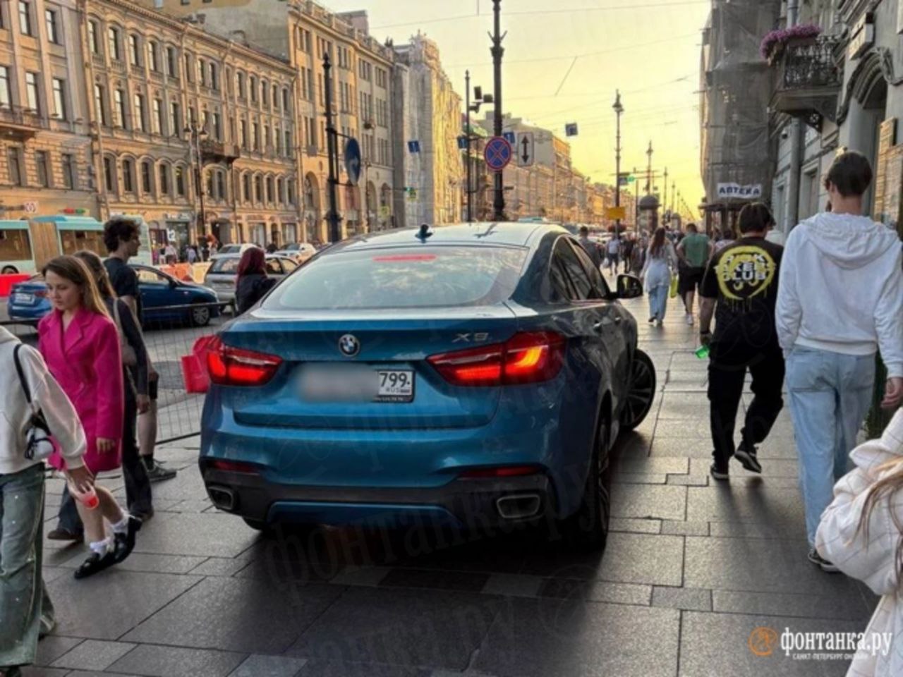 BMW на московских номерах промчал по тротуару на Невском проспекте. Пассажиры снимали реакцию прохожих на видео.  По словам читателей «Фонтанки», за рулем сидела молодая девушка, на пассажирском — парень лет 25.  «Прохожие сторонились, старались отойти вперед или назад, чтобы не оказаться рядом и не идти по тротуару вдоль движущейся машины. Парень снимал, видимо, кружочек в Telegram, как прохожие их сторонятся», — рассказывают очевидцы.  В итоге BMW остановилась около арки у концертного зала «Коллизей» — по словам читателей, «не вписавшись с тротуара в поворот в арку».  Авто записано на полную тезку совладелицы московской компании-производителя соков. За прошлый год она получила почти 4 млрд выручки и несколько сотен миллионов чистой прибыли