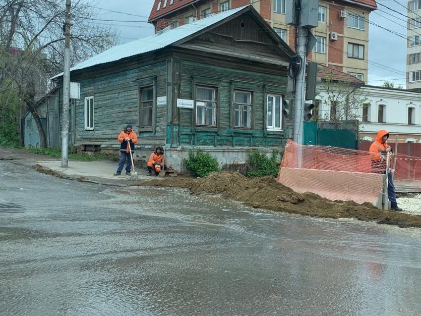 В Саратове сократят сроки восстановления асфальта после земляных работ Глава Саратова Михаил Исаев потребовал от комитета дорожного хозяйства и правового комитета пересмотреть регламентные сроки проведения восстановления асфальтового покрытия после земляных работ. Он заявил о необходимости сокращения сроков восстановления асфальта. «Нельзя допускать, чтобы на оживленных магистралях с высоким автомобильным трафиком неделями стояли ограждения, препятствуя проезду», — сказал глава Саратова. Вместе с тем Михаил Исаев указал на важность того, чтобы скорость устранения не повлияла на качество. За этим будут следить ответственные лица. Глава Саратова добавил, что скоро сотрудники комитета дорожного хозяйства проведут встречу с представителями ресурсоснабжающих компаний для скорейшей отработки этого механизма и закрепления его в нормативной документации. Все эксклюзивы