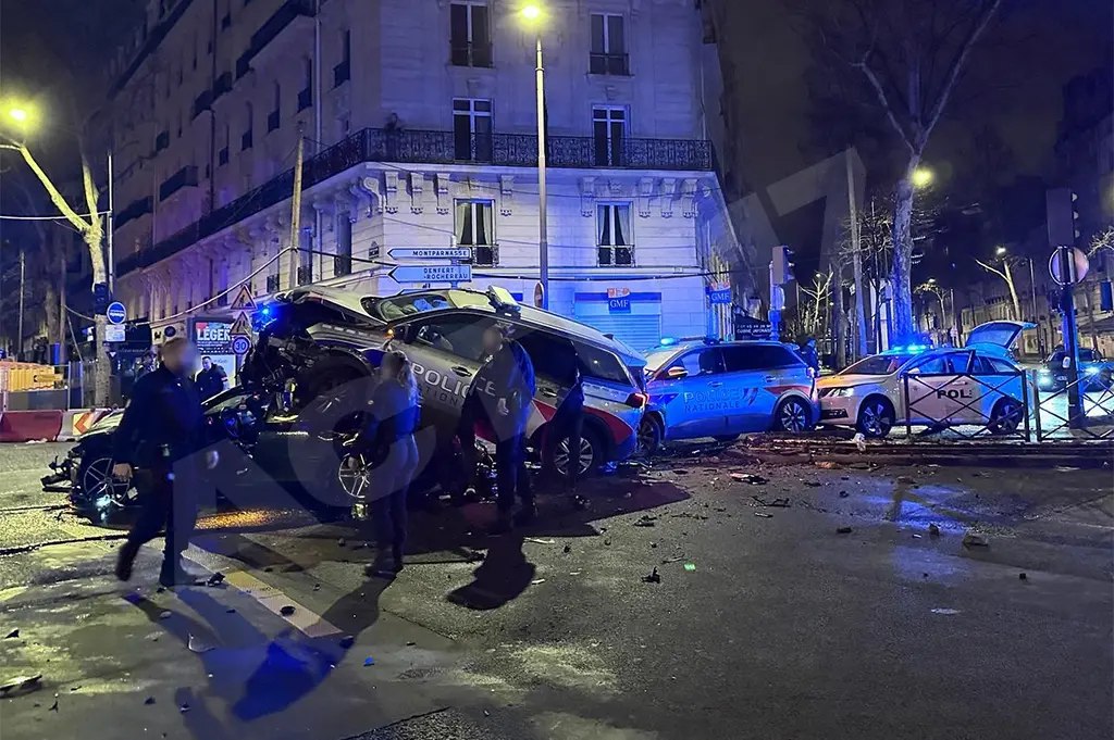 Полицейская погоня за угнанным авто в Париже закончилась массовым ДТП — пострадали 13 человек, включая 10 правоохранителей.   При попытке скрыться от стражей порядка лихач въехал в светофор, после чего в авто врезалась сначала одна полицейская машина, а затем вторая и третья.  В результате сильного столкновения первая машина правоохранителей передними колесами оказалась на крыше угнанного авто.   Троих подозреваемых задержали, начато расследование по факту произошедшего. Об этом сообщает actu17.       Отправить новость