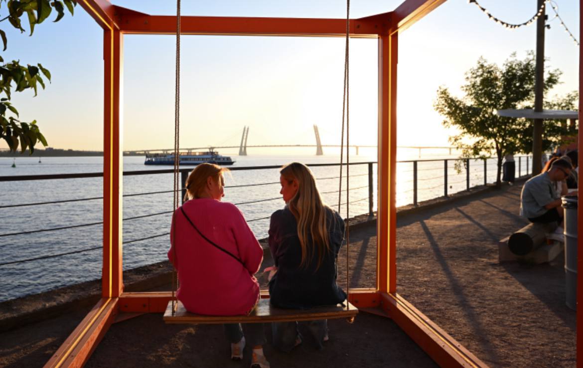 Спрос россиян на туры по стране в 2025 году снизился примерно на 10 сообщила в интервью ТАСС исполнительный директор Ассоциации туроператоров России Майя Ломидзе В то же время выросли самостоятельные бронирования Увеличение происходит в том числе за счёт тех вариантов размещения которое туроператоры не предлагают квартиры апартаменты небольшие частные отели Это показатель чувствительности к стоимости подчеркнула Ломидзе В прошлом году россияне совершили около 90 млн поездок по стране В числе самых популярных направлений по прежнему Краснодарский край Москва и область Санкт Петербург Кавминводы и Калининград Сергей Ермохин ДП Подписаться на ДП в Telegram MAX