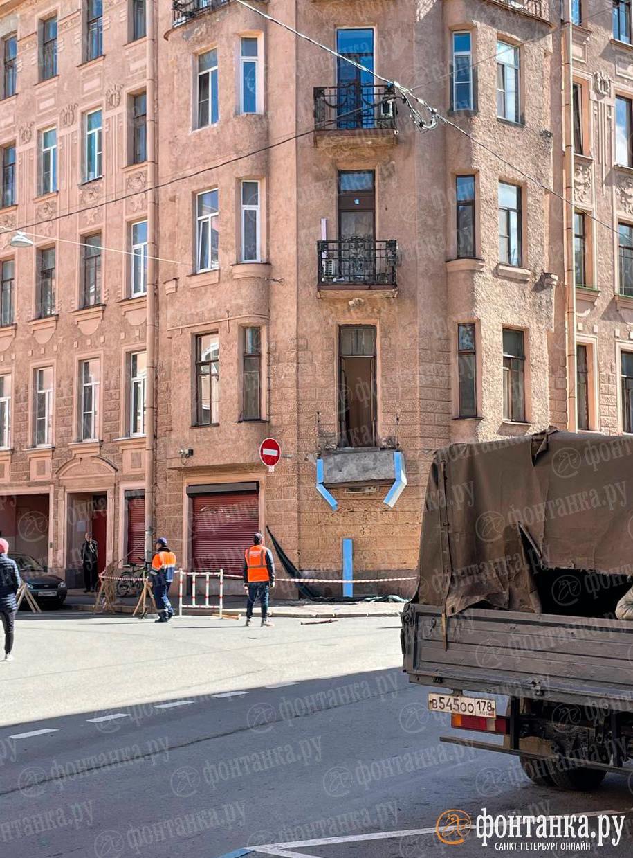Балкон рухнул с фасада дома №5 на Малой Пушкарской. Пострадали двое рабочих — промышленных альпинистов Инцидентом заинтересовался Следственный комитет. Районный следственный отдел проверяет соблюдение правил безопасности при проведении работ.