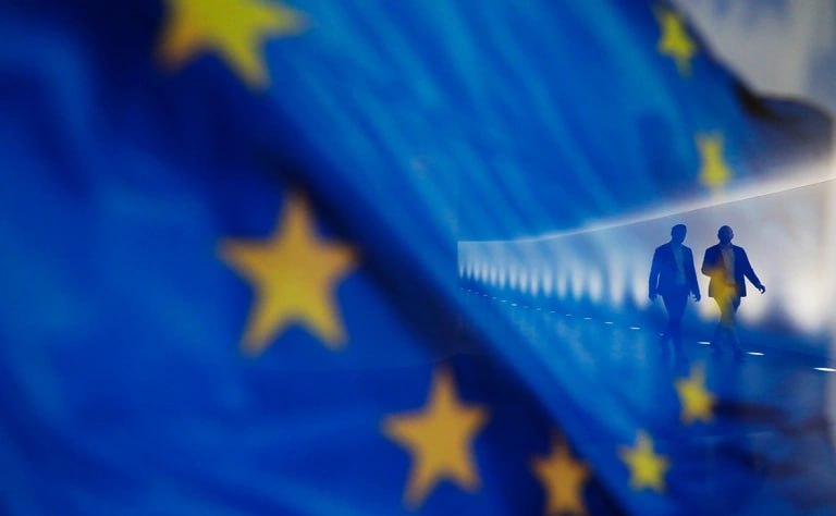 Дания возглавила Евросовет в непростой момент для Европы   С 1 июля Дания приняла шестимесячное председательство в Европейском совете, сменив Польшу.   Это происходит в критическое для ЕС время: на фоне продолжающегося конфликта в Украине над союзом нависает угроза трансатлантического разлада – в особенности после возвращения Дональда Трампа в Белый дом.  В своей программе Копенгаген подчеркивает, что международная обстановка требует от ЕС стать «более сильным геополитическим игроком».   Приоритет – усиление европейской ответственности за собственную безопасность.   В документе нет упоминания о стратегическом взаимодействии с США.   Зато Дания обещает выстраивать равноправные отношения с третьими странами – возможно, курс на большую самостоятельность Европы становится не просто лозунгом.  СТАРШИЙ ИНСПЕКТОР