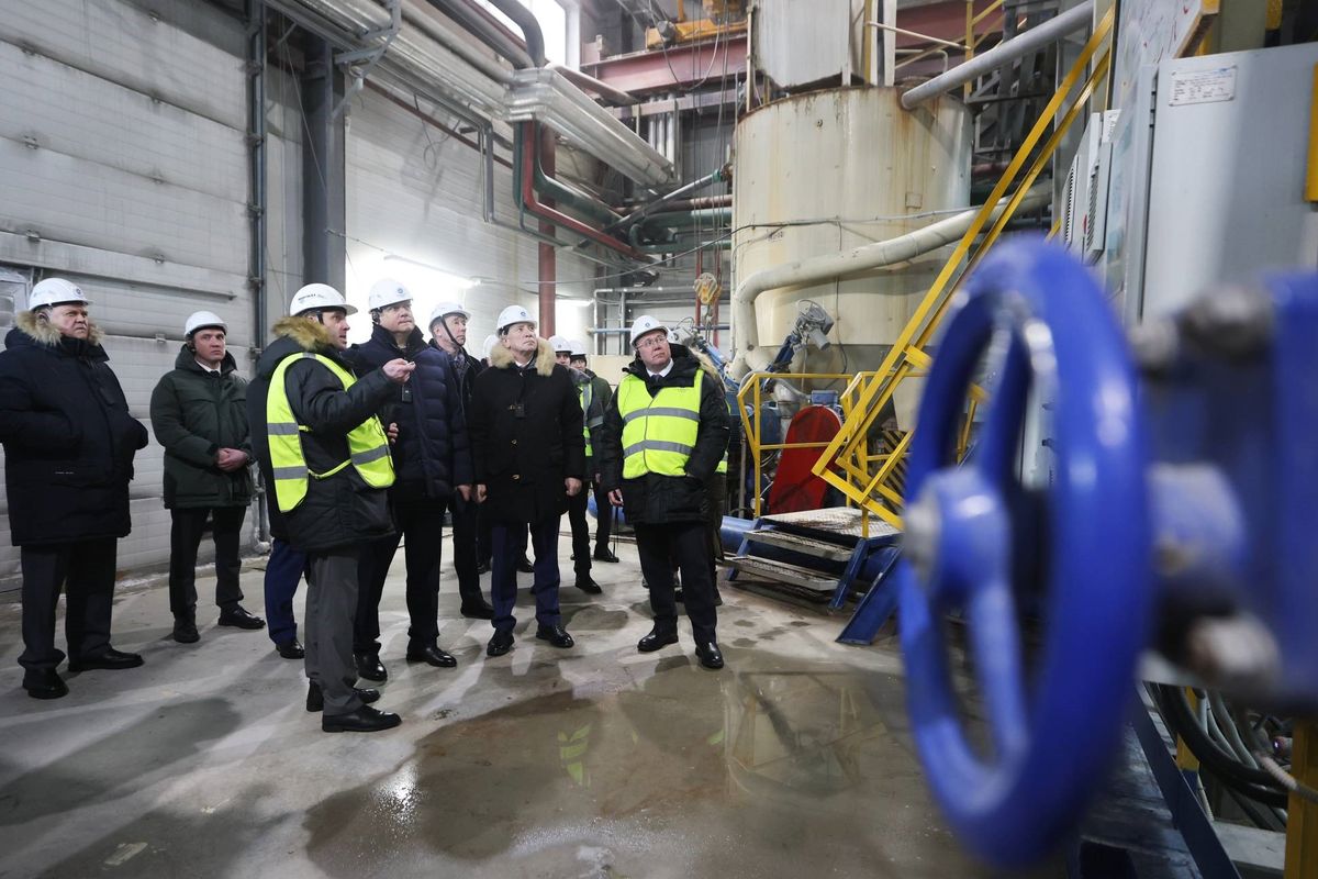 Полпред Президента посетил Туганский горно обогатительный комбинат Ильменит Полномочный представитель Президента РФ в Сибирском федеральном округе Анатолий Серышев осмотрел карьер и обогатительную фабрику предприятия горнорудного дивизиона и ознакомился с масштабной программой Росатома по обеспечению российской промышленности редкими и редкоземельными металлами Стороны обсудили перспективы развития Ильменита уделив особое внимание мерам государственной поддержки отрасли Туганский горно обогатительный комбинат Ильменит является флагманом промышленного кластера Цветные и редкоземельные металлы который создается в Томской области при поддержке Минпромторга России сказал Анатолий Серышев У предприятия серьезная программа развития которая позволит создать задел для развития отрасли в целом по Сибири Подписывайтесь на Росатом Оставляйте бусты новость РосатомНедра