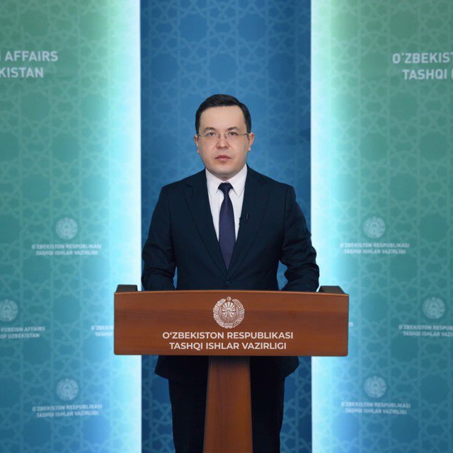 В Чолпон-Ате прошли переговоры глав МИД Узбекистана и Кыргызстана Пресс-секретарь МИД РУз Ахрор Бурханов о развитии узбкско-кыргызских отношениях, специально для Азиатского Экспресса Министр иностранных дел Кыргызстана Жээнбек Кулубаев принял своего коллегу Бахтиёра Саидова, прибывшего с официальным визитом в Чолпон-Ату. Встреча прошла в открытой и доверительной атмосфере. По словам пресс-секретаря МИД Узбекистана Ахрора Бурханова, стороны обстоятельно обсудили весь спектр двусторонних и региональных вопросов. Особый акцент был сделан на укреплении сотрудничества в Центральной Азии, где сегодня наблюдаются беспрецедентные темпы роста по всем направлениям — от торговли до инфраструктуры. Главы внешнеполитических ведомств договорились активизировать усилия в сфере региональной интеграции, устойчивого развития и координации позиций в многосторонних форматах. Отдельно обсудили вопросы приграничного взаимодействия и расширения экономической взаимосвязанности. По итогам переговоров подписаны два документа: План совместных действий по подготовке государственного визита Президента Узбекистана в Кыргызстан Программа межмидовского сотрудничества на 2025–2026 годы Как отметил Ахрор Бурханов, между странами сформировался новый уровень доверия. Центральная Азия становится всё более устойчивым регионом, способным к самостоятельному экономическому росту. И подобные встречи не только закрепляют достигнутый прогресс, но и открывают возможности для новых совместных инициатив. #Узбекистан #Кыргызстан