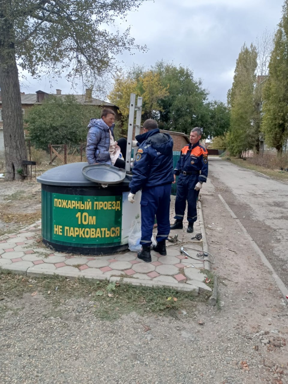 Сальчанку спасли из мусорного контейнера.   ЧП случилось на выходных на ул. Ленина в Сальске. Женщина провалилась в люк мусорного контейнера и самостоятельно выбраться не смогла. Очевидцы вызвали спасателей. Они с помощью лестницы извлекли женщину из колодца. Медпомощь ей не понадобилась.  Фото: ГКУ РО «Ростовская областная поисково-спасательная служба»