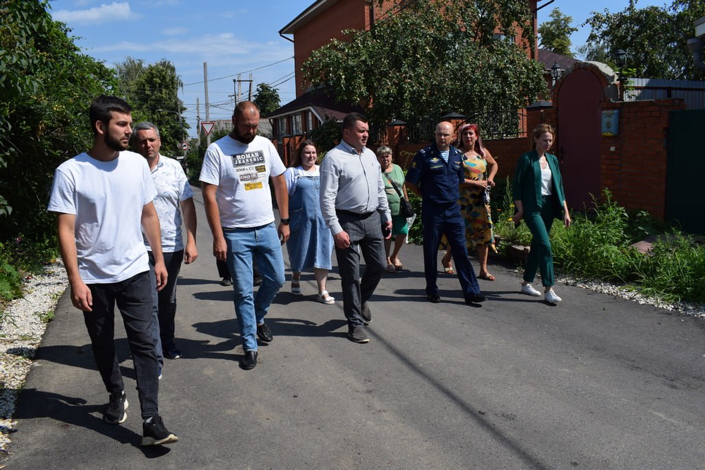 В Рязани продолжаются работы по благоустройству территорий в рамках муниципальной программы «Окраины», которая была разработана по инициативе главы администрации города Виталия Артемова, при поддержке Правительства Рязанской области и депутатского корпуса. Состоялась приёмка выполненных работ участка по ул. Кутузова с участием депутатов, представителей администрации города, подрядной организации, местных жителей. В ходе проверки было установлено, что работы по укладке асфальтобетонного покрытия выполнены в полном объеме. На улице Кутузова были также приведены в нормативное состояние колодцы, укреплена обочина. Жители отметили хорошее качество дорожных работ, решение давно существовавшей проблемы. На данный момент прорабатывается возможность включения в план ремонта на будущий год в рамках программы «Окраины» второго участка по ул. Кутузова. В этом году будут отремонтированы 11 дорог окраинных территорий города.
