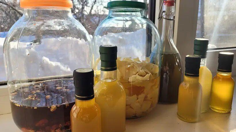 В России начался всплеск отравлений домашними настойками Люди экономят на крепком алкоголе поэтому делают кустарное спиртное дома или покупают его у соседей Так в организм могут попасть метанол и сивушные масла вызывающие серьезные отравления вплоть до летального исхода Также некачественное сырьё увеличивает вероятность отравления и повреждения печени