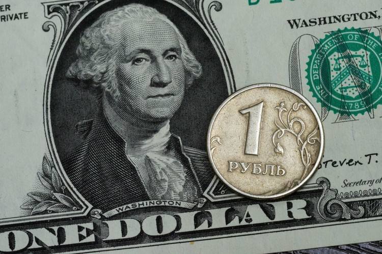 Центробанк РФ понизил курс доллара на 22 мая до 79,75 рубля. Это произошло впервые с мая 2023 года.