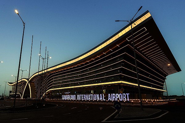 Рейсы из Москвы и Санкт Петербурга перенаправили в Самарканд из за тумана Из за сильного тумана в аэропортах Бухары Ургенча и Термеза в Узбекистане четыре рейса из Москвы и Санкт Петербурга перенаправили на вынужденную посадку в Самарканде Об этом сообщает РБК со ссылкой на данные Uzbekistan Airports В связи с неблагоприятными метеоусловиями в ряде аэропортов Узбекистана Международный аэропорт Самарканд принял несколько рейсов в качестве запасного аэродрома заявили в управляющей аэропортами компании aviaru net n291111