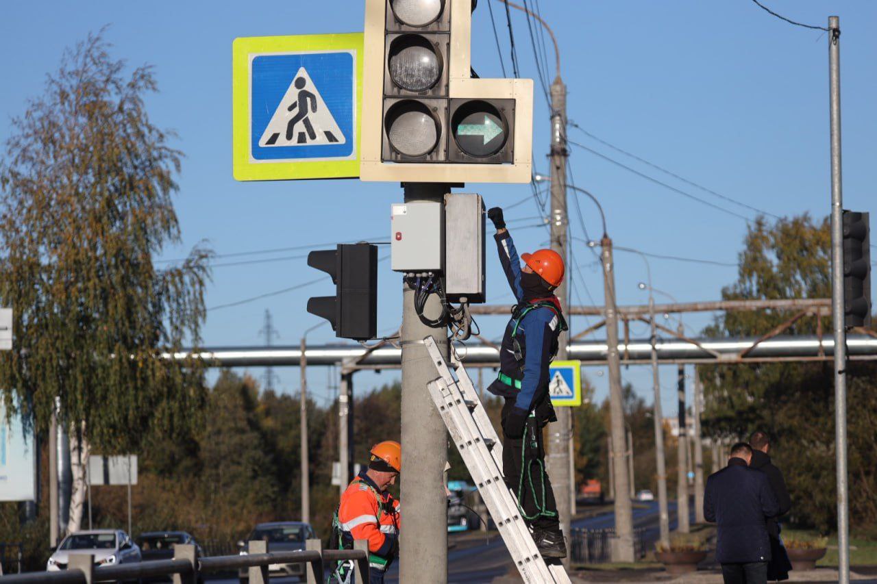 В Архангельске до конца октября введем в эксплуатацию 13 объектов дорожной инфраструктуры, наделенных искусственным интеллектом. Модернизацию проводим на участках с высокой интенсивностью движения — на проспектах Обводный канал и Ленинградский, а также на участке проспекта Троицкий.     Уже полностью завершены строительно-монтажные работы, установлены детекторы транспорта, управляющие контроллеры. В ближайшее время будет запущено адаптивное управление, позволяющее перевести светофоры в автоматический режим работы. С помощью новых технологий специалисты смогут удаленно корректировать длительность сигналов, а система видеоаналитики на основе нейросети даст возможность распознавать ДТП.     Работу по внедрению интеллектуальной транспортной системы поэтапно ведем с 2020 года в рамках нацпроекта «Безопасные качественные дороги». Как показывает статистика, за это время на дорогах Архангельска количество ДТП снизилось на 45%.