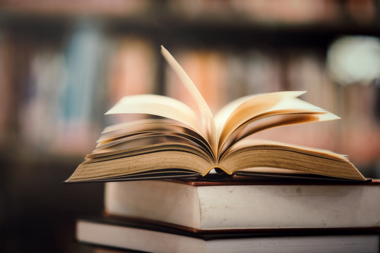 Бумажная книга жива, а классика популярна: РОМИР представил портрет читающей России Ко Дню русского языка РОМИР на базе Лонгитюдной системы провел исследование читательских предпочтений россиян. Выяснилось, что 60% россиян уделяют время чтению литературы в той или иной мере. Среди них, наиболее приверженными читателями оказались 9.5% респондентов, обращающихся к книгам ежедневно. Значительная группа, составляющая 13.6%, читает несколько раз в неделю, а 8.2% делают это еженедельно. Чтение раз в месяц практикуют 8.7% опрошенных. Наконец, самая крупная часть читающей аудитории 19.3% берет книгу в руки реже, чем раз в месяц. Наряду с этим, 40% участников исследования в настоящее время вовсе не читают литературу. Среди тех, кто читает, были выявлены наиболее популярные жанры. 1 Абсолютным лидером стала классическая литература, которую предпочитают 36% читающей аудитории. В числе востребованных жанров также оказались: 2 фантастика 3 детективные истории 4 современная проза 5 научно-популярная литература Отдельно отмечены исторические романы 6.1% , фэнтези 5.4% и поэзия 2.4% . Интересные результаты показал анализ форматов чтения. Вопреки трендам цифровизации, подавляющее большинство россиян 72.1% по-прежнему выбирают бумажные книги. Электронные носители используют 20.1% читателей, а аудиоформату отдают предпочтение 7.1%.
