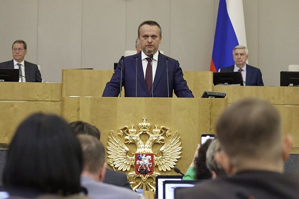 Виталий Савельев представил коллективу Минтранса нового министра Виталий Савельев представил коллективу Минтранса нового министра. Указом Президента России от 8 июля министром транспорта РФ назначен Андрей Никитин. Об этом сообщает AVIA.RU со ссылкой на данные министерства. Вице-премьер подчеркнул, что новый глава ведомства имеет большой профессиональный опыт: руководил АСИ, был губернатором Новгородской области. «Этот опыт безусловно пригодится в Минтрансе, поможет серьезно укрепить позиции министерства и эффективно решить задачи, которые сегодня поставлены перед отраслью. Одним из ключевых направлений является национальный проект «Эффективная транспортная система» — строительство высокоскоростной магистрали, развитие Восточного полигона и опорной сети аэродромов. Уверен, что при поддержке коллектива министерства все эти задачи будут выполнены», — отметил Виталий Савельев. aviaru.net/n285615