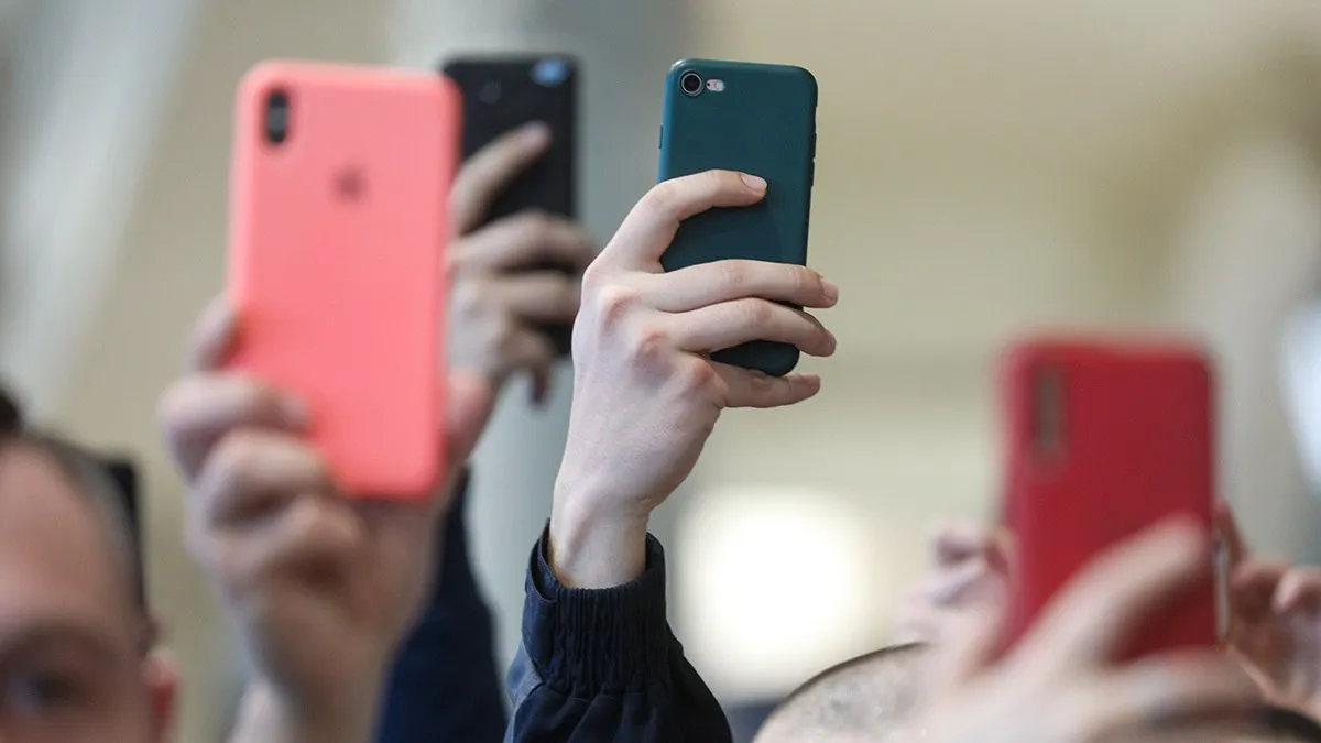 Власти Петербурга планируют увеличить число точек бесплатного Wi Fi Власти Санкт Петербурга прорабатывают вопрос об увеличении количества точек бесплатного Wi Fi в городе Об этом 5 мая в эфире радио Комсомольская правда заявил председатель Законодательного собрания Александр Бельский Отвечая на вопрос о развитии городской Wi Fi инфраструктуры спикер Заксобрания сообщил что переговоры с Ростелекомом ведутся Он признал что существующие точки работают нестабильно и у властей есть претензии  По словам Бельского ограничения доступа к сети являются осознанной мерой направленной на минимизацию рисков связанных с БПЛА Он подчеркнул что власти понимают возникающие у граждан сложности однако пока это необходимые меры Максим Cтулов Ведомости Telegram Max