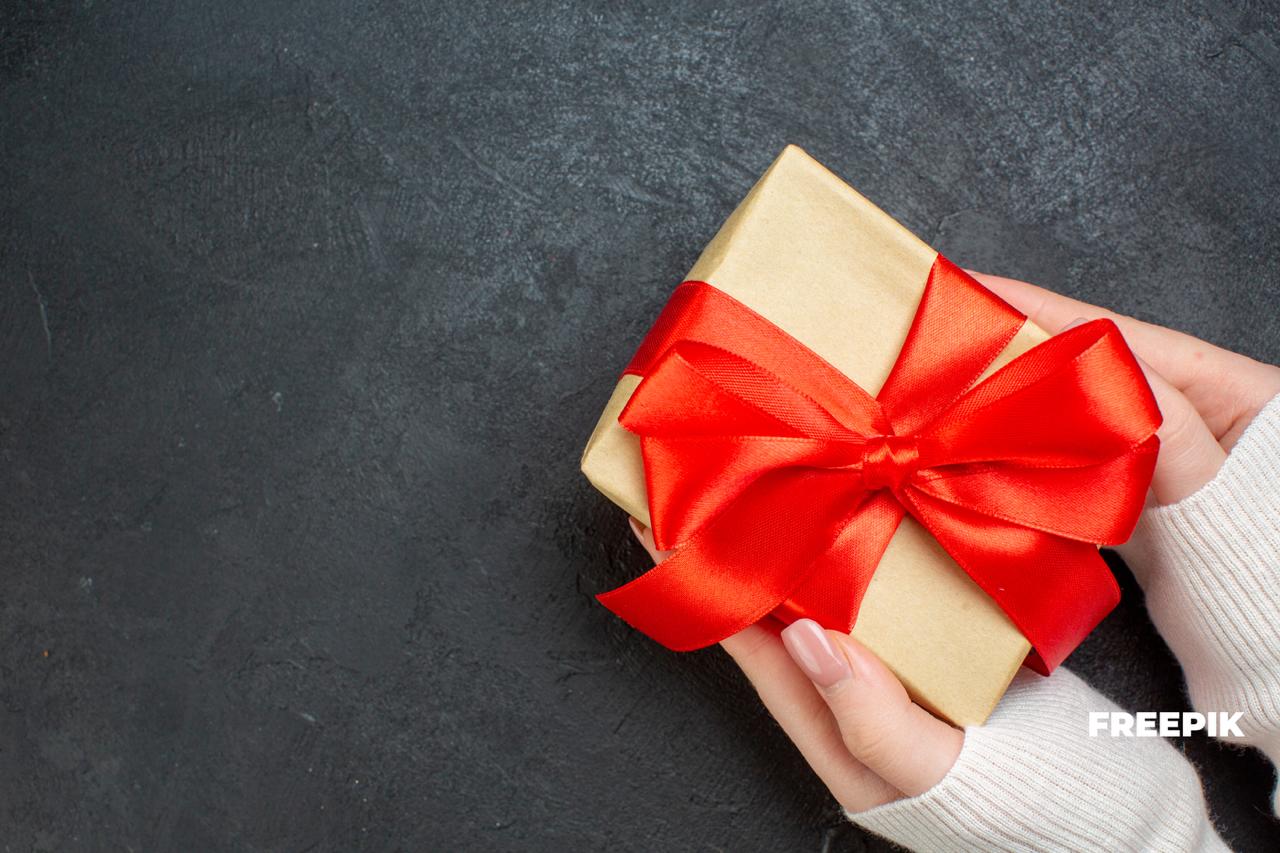 В Обнинске кто то перемудрил со сложностью получения новогоднего детского подарка Местная жительница супруга бойца спецоперации в комментариях рассказала что для получения подарка нужно заполнить чуть ли не 7 документов помимо заявления В тот же день ситуацию исправили и переосмыслили бюрократический подход рассказал глава города Стефан Перевалов Мы сможем организовать эту работу без лишних бумаг и обращений Заявления тоже не нужно будет Сделаем все так чтобы подарок был именно подарком Я проконтролирую заявил Перевалов Подписывайся на наш канал в Максе