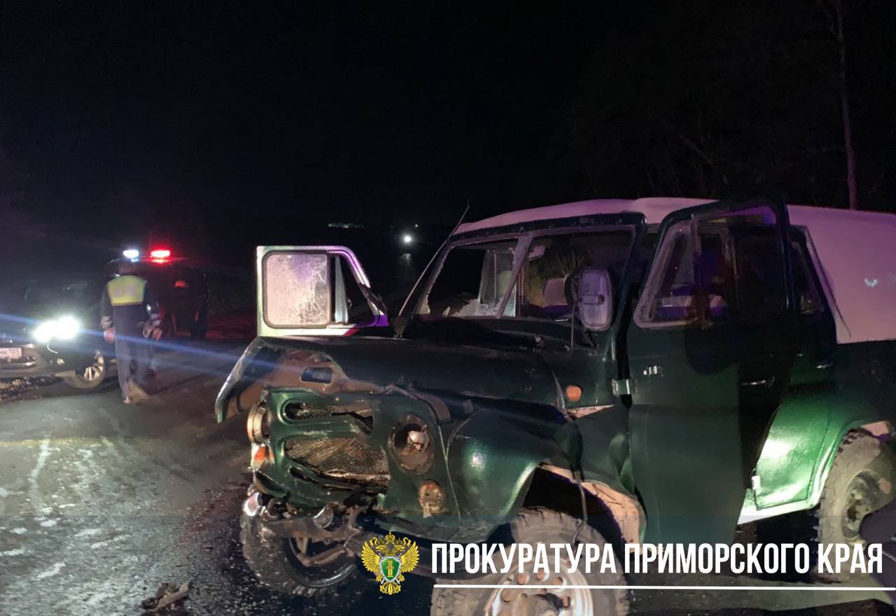 Прокуратура признала законным возбуждение уголовного дела по факту ДТП в Хорольском районе, в котором пострадали 5 человек, в том числе двое детей Предварительно установлено, что 21 июня 2025 года на 47 км автодороги Михайловка-Турий рог в районе с. Благодатное Хорольского округа, водитель автомобиля УАЗ 1964 года рождения, совершил выезд на полосу встречного движения, что привело к столкновению с автомобилем Toyota Ipsum. В результате ДТП оба водителя и трое пассажиров Toyota Ipsum, в том числе 3-летний мальчик и 12-летняя девочка, получили множественные травмы и госпитализированы. Прокуратура признала законным возбуждение уголовного дела по п. «а» ч. 2 ст. 264 УК РФ нарушение правил дорожного движения, повлекшее по неосторожности причинение тяжкого вреда здоровью человека, если оно совершено лицом, находящимся в состоянии опьянения . Ход и результаты расследования уголовного дела находятся на контроле прокуратуры.